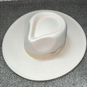 Women’s Cream Wide-Brim Hat - Classic Felt Style